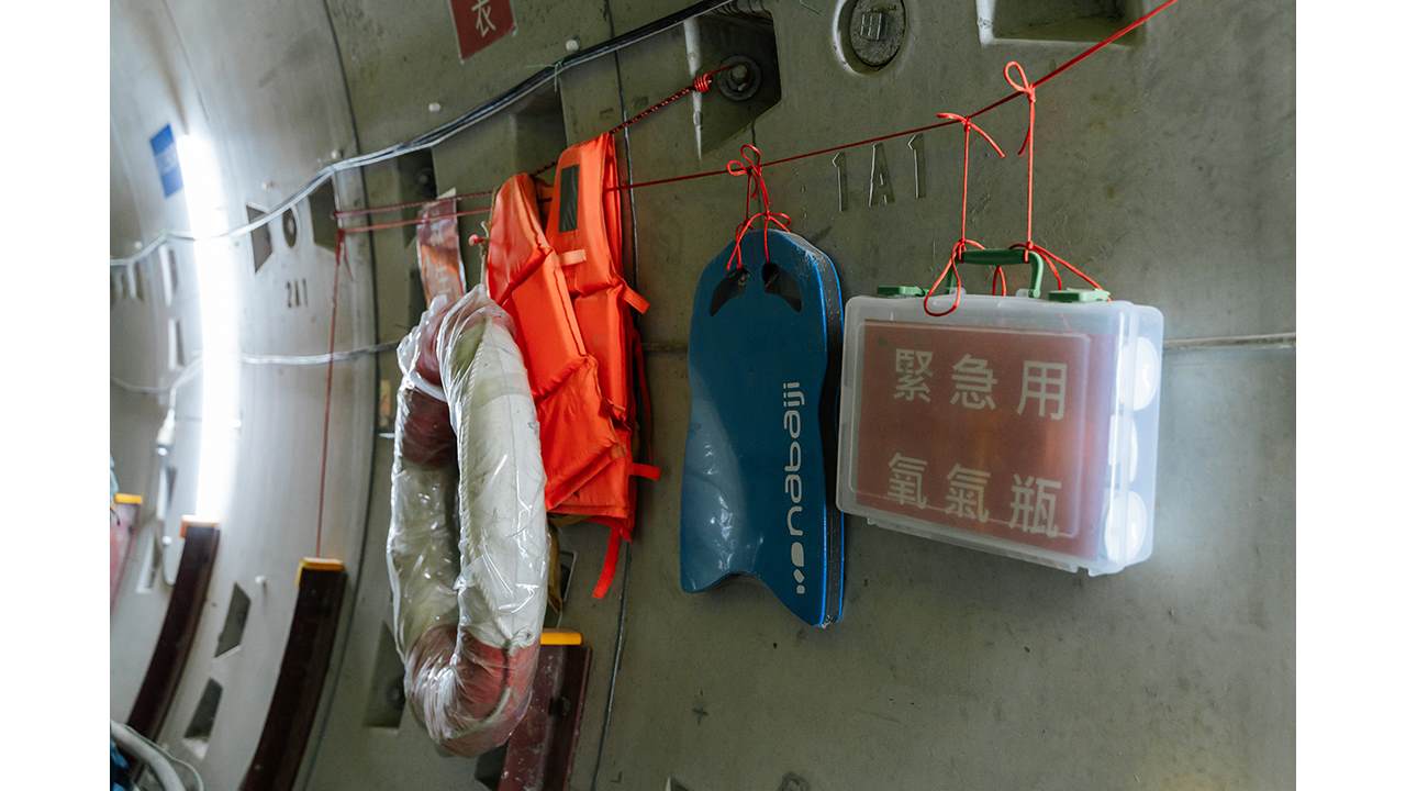 洞道內部明亮，並在氣體偵測、急救逃生、碰撞防護等方面都有相對應的妥善配置。